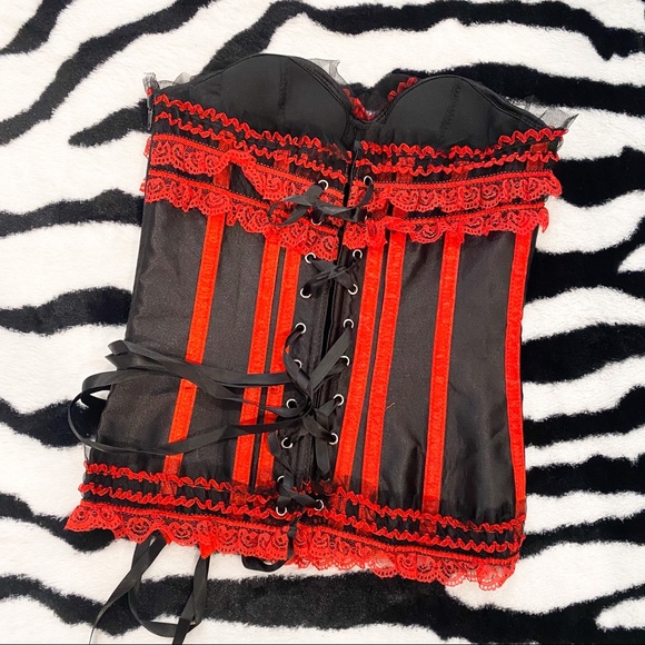 Red and black corset - Picture 3 of 3